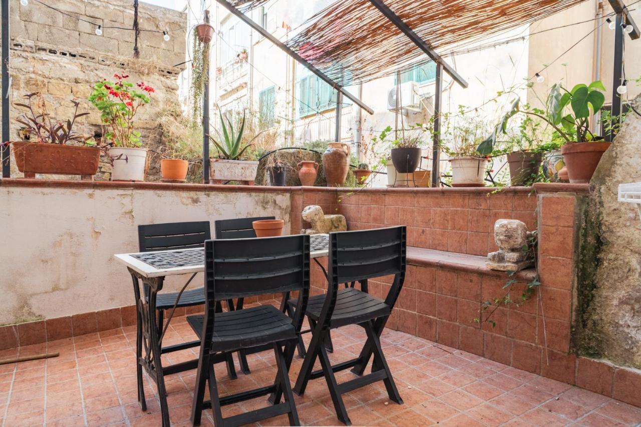 Appartamento In Pieno Centro Storico Con Terrazzo “O'Vicariello” Napoli Eksteriør bilde